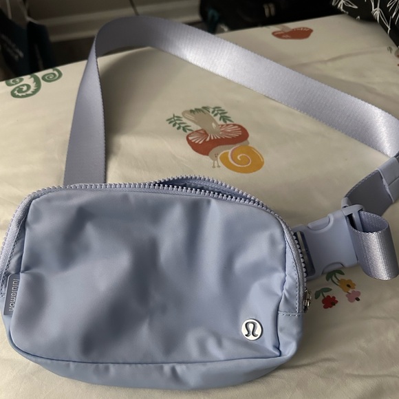 Lululemon belt bag limited edition color - Picture 7 of 8